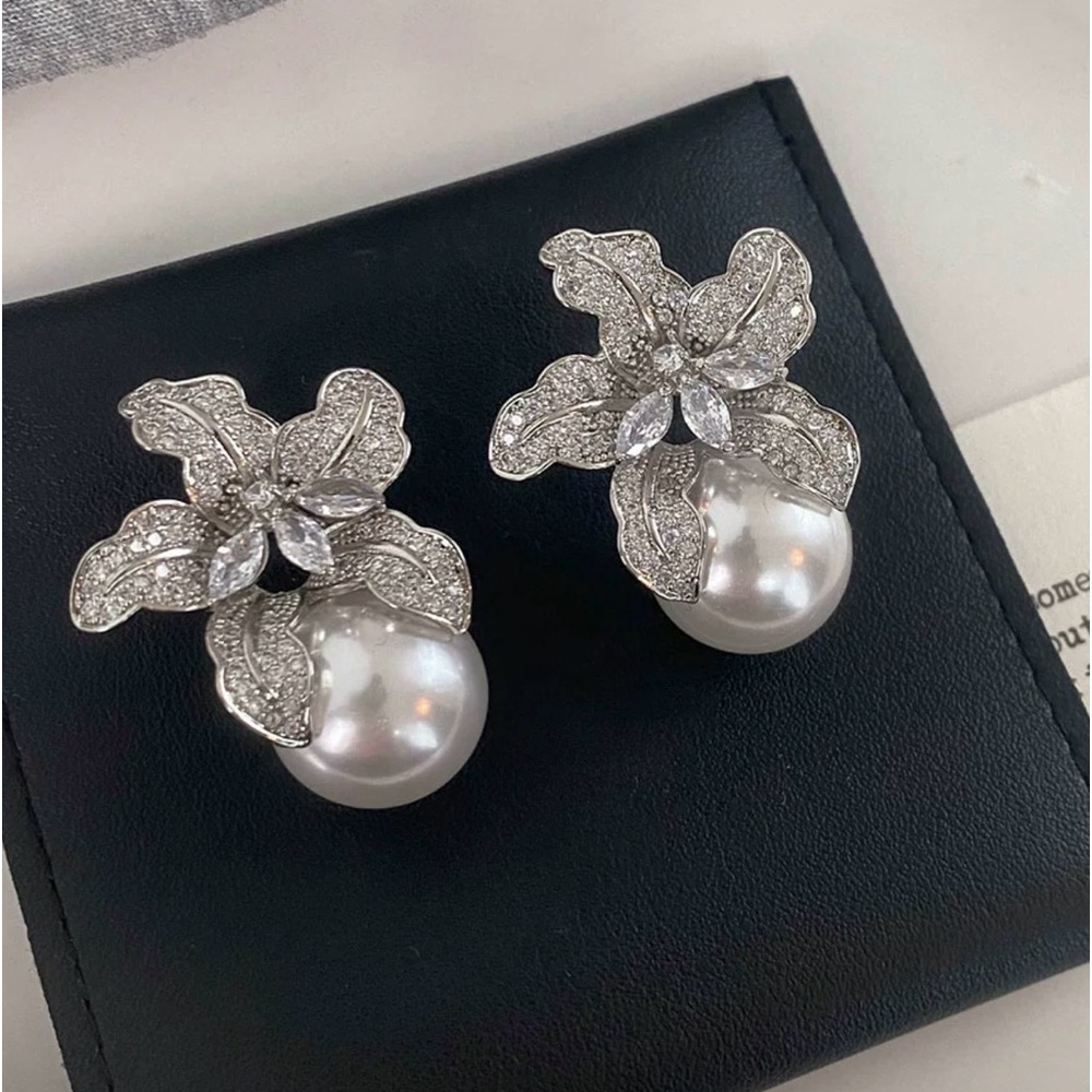 Diamond lily pearl earrings silver sold out